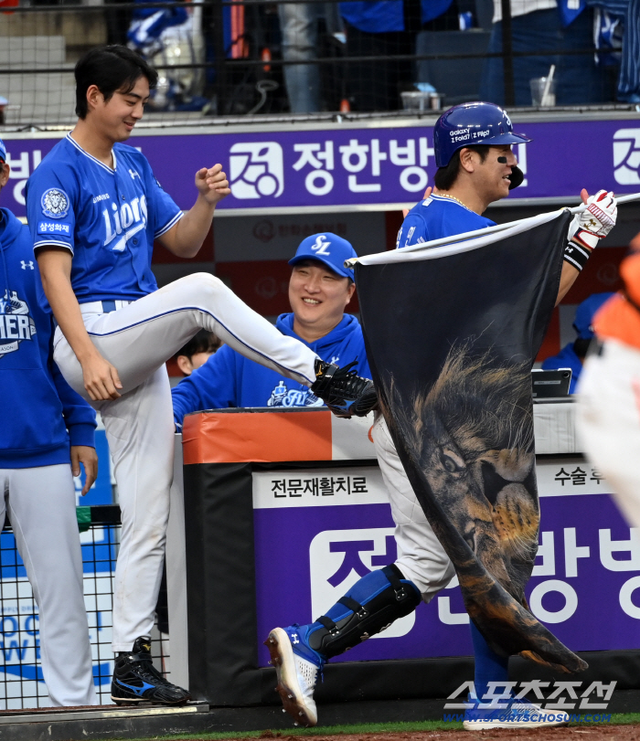  Koo Ja-wook congratulates Kang Min-ho on PO's oldest home run