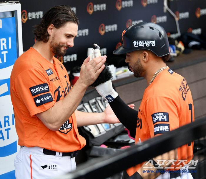  Liberato, Weiss and home run ceremony