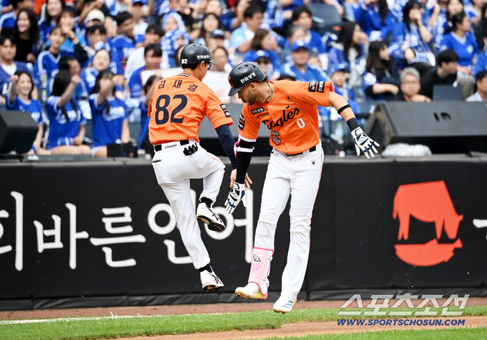  Pre-emptive solo shot Liberato and coach Kim Jae-gul also jumped