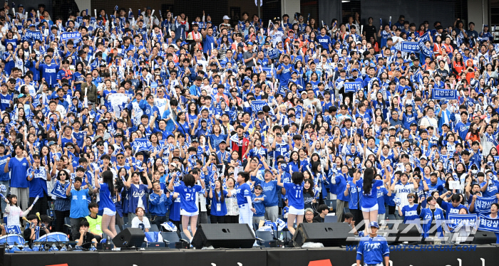  Shouting of Samsung fans in Daejeon