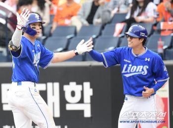  A timely two-run hit to save Kim Youngwoong's chance