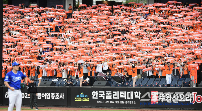 Samsung Hanwha Blue Orange War, 2nd PO Game Sold Out, Samsung Hanwha Baseball Fans Enjoy Fall Baseball 