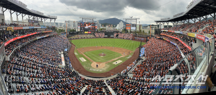 Samsung Hanwha Blue Orange War, 2nd PO Game Sold Out, Samsung Hanwha Baseball Fans Enjoy Fall Baseball 