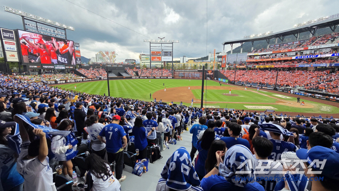 Samsung Hanwha Blue Orange War, 2nd PO Game Sold Out, Samsung Hanwha Baseball Fans Enjoy Fall Baseball 