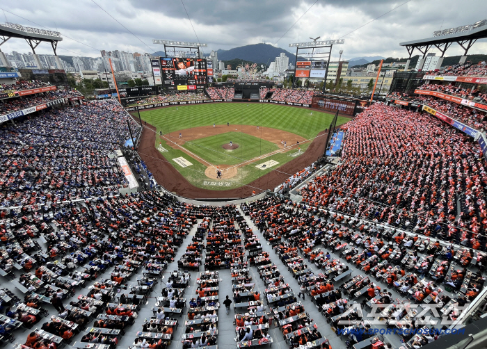 Samsung Hanwha Blue Orange War, 2nd PO Game Sold Out, Samsung Hanwha Baseball Fans Enjoy Fall Baseball 