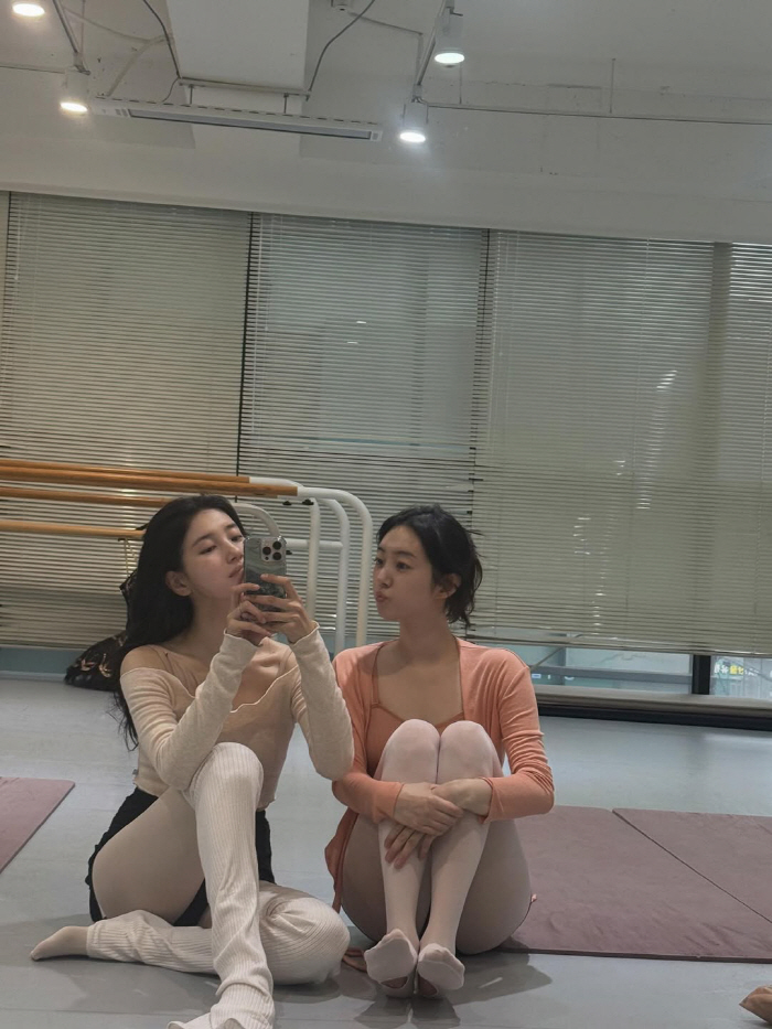  Suzy, 94th generation Park Se-wan and a straight mirror selfie