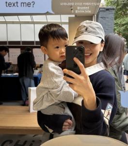 Son Yeon-jae, who is newly married to 7.2 billion, attended the party with her son..Celeb Mom's relaxed smile