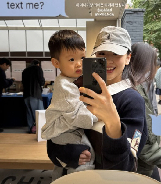 Son Yeon-jae, who is newly married to 7.2 billion, attended the party with her son..Celeb Mom's relaxed smile