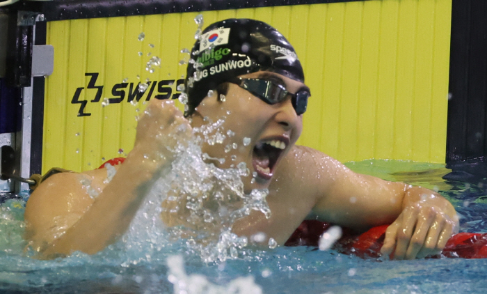 143.92 Undaunted Hwang Sun-woo Breaks Sun Yang's Record In 8 Years! The athlete's first 43-second feat!