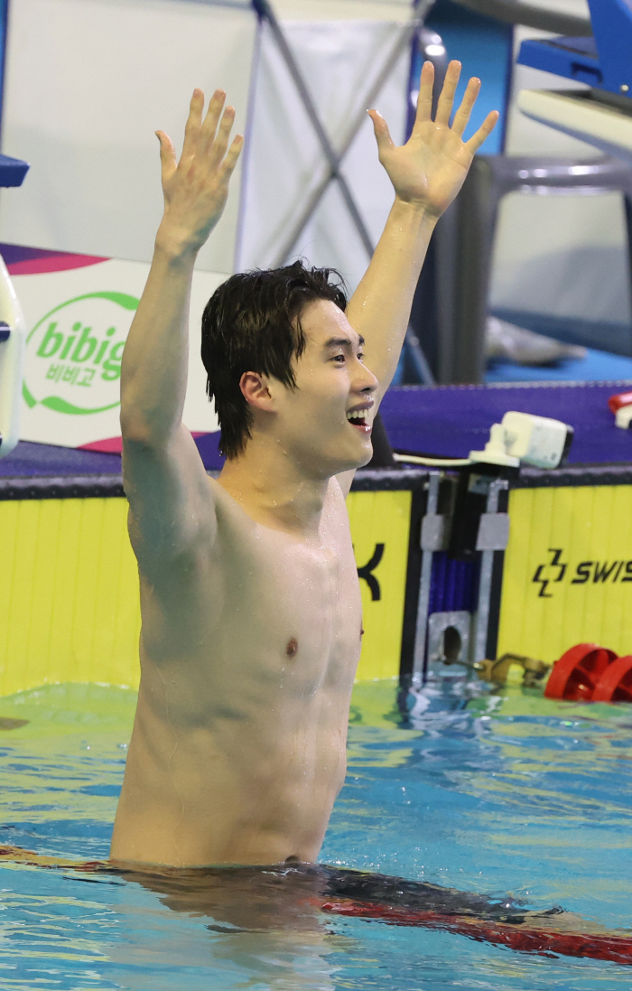 143.92 Undaunted Hwang Sun-woo Breaks Sun Yang's Record In 8 Years! The athlete's first 43-second feat!