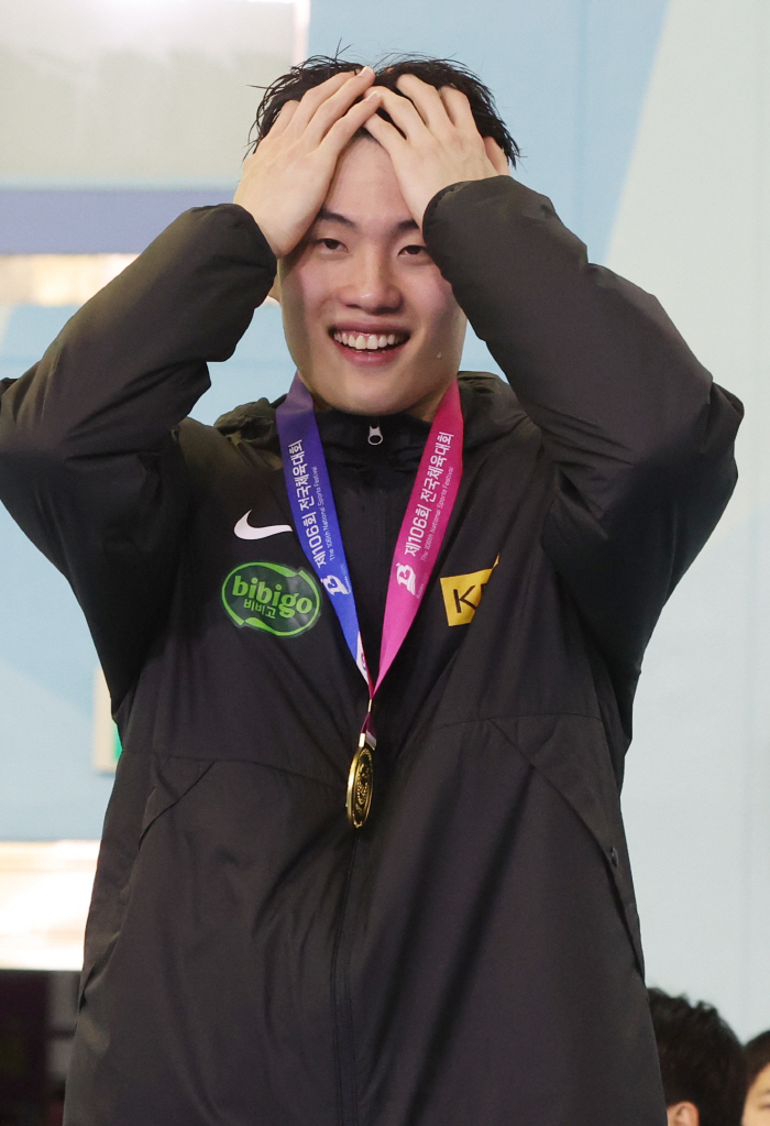 143.92 Undaunted Hwang Sun-woo Breaks Sun Yang's Record In 8 Years! The athlete's first 43-second feat!