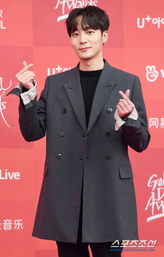 At the age of 27, Roy Kim joined the marines and had a beggar's life, with a young sergeant singing without honorifics
