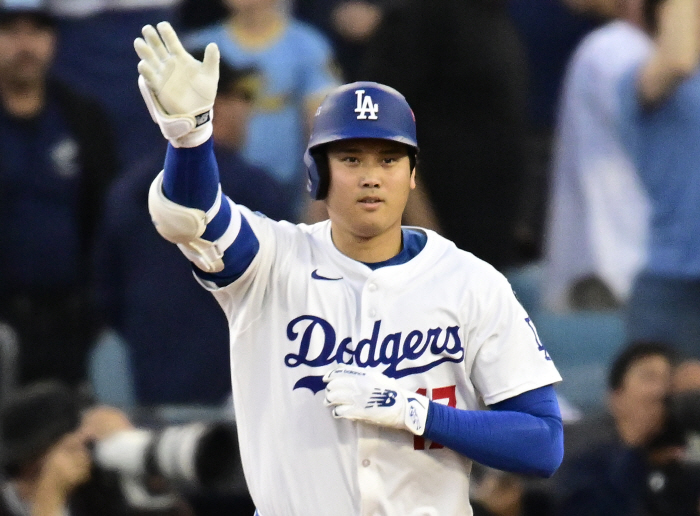 The energy of the universe is driven to the castle Toronto's eventual counterattack, and Seattle's Game 7 match. Only the Los Angeles Dodgers, which have advanced to the World Series with four consecutive wins, are smiling