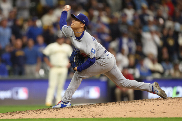 The envious and crazy players are waiting for the pinch runner, but the three pitchers are eating PS. It's hard to even gauge the level difference