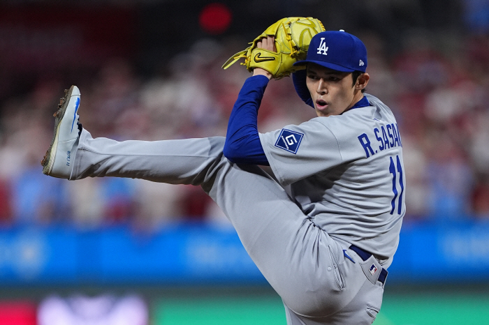 The envious and crazy players are waiting for the pinch runner, but the three pitchers are eating PS. It's hard to even gauge the level difference