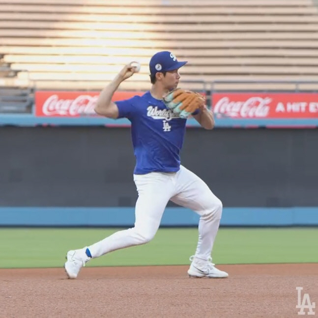 Good luck. At this rate, Kim Hye-sung, the head of the LA Dodgers' bench cheering squad, will join the training to prepare for the World Series. Should I perform in the World Series after BK