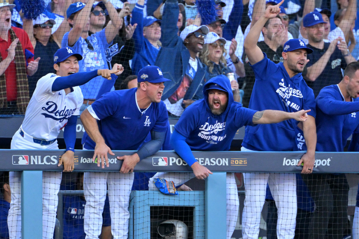 Good luck. At this rate, Kim Hye-sung, the head of the LA Dodgers' bench cheering squad, will join the training to prepare for the World Series. Should I perform in the World Series after BK