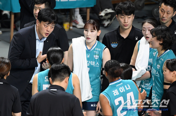 GS Caltex coach Lee Young-taek's serve was successful as the winner of the first unexpected event. Silva is so good