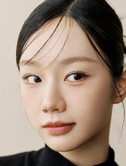 Hyeri's bad mouth photo deleted...W Korea's breast cancer fight tricking → Kwon Min-ah's shot 