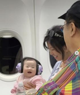 An inconvenience to a child who cries on a plane? Lee Yong-sik (73), a five-month-old granddaughter, really sympathizes with her first trip
