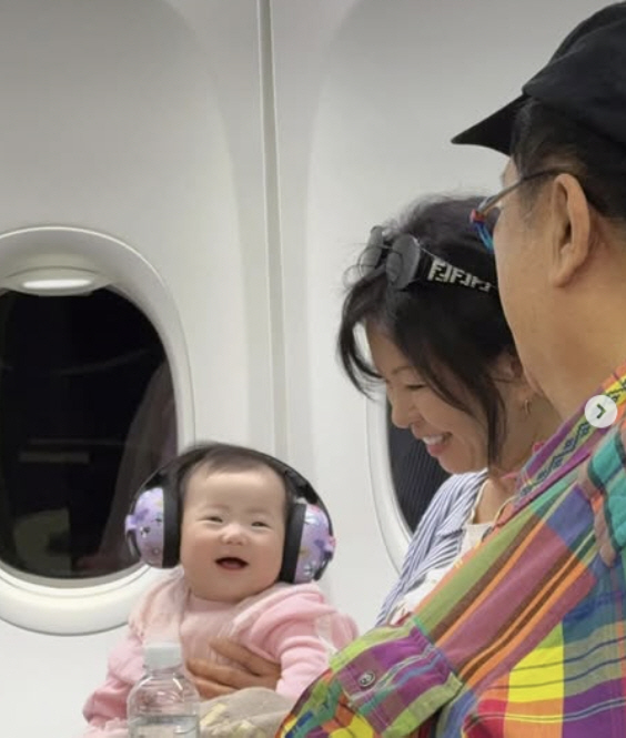 An inconvenience to a child who cries on a plane? Lee Yong-sik (73), a five-month-old granddaughter, really sympathizes with her first trip