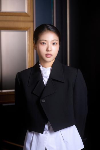  Seo Subin, the owner of the world, Jang Hyejin? You look like a real mother…Without realizing it, I'm holding your hand