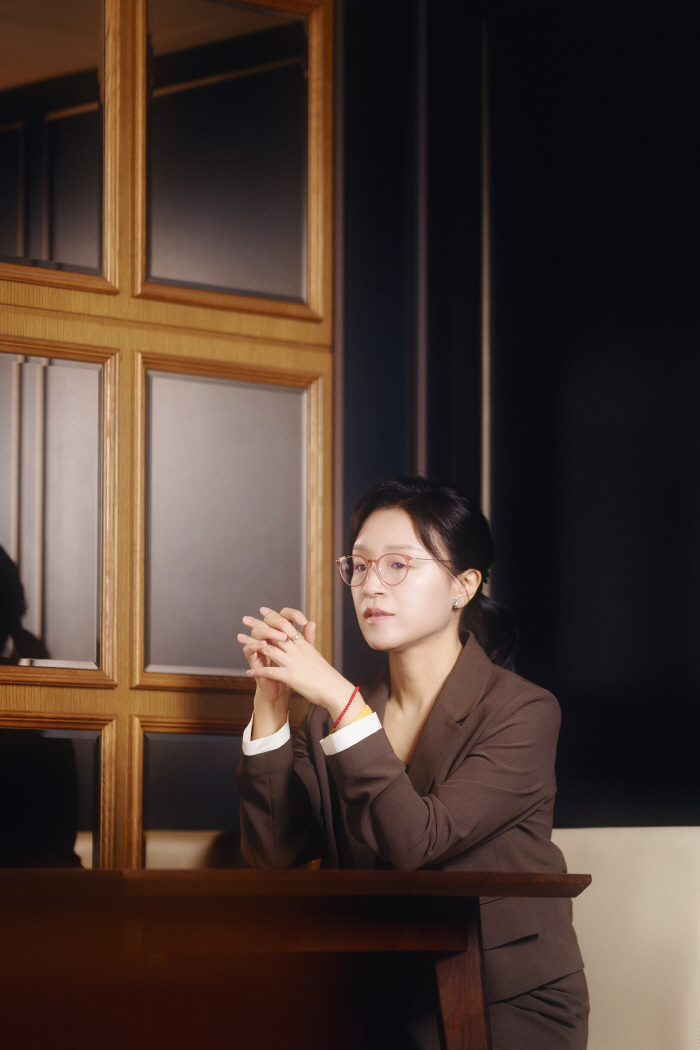  Yoon Ga-eun, the owner of the world, is the director of the faster teens' dating and sexual experiences, and the feeling that I became an old person