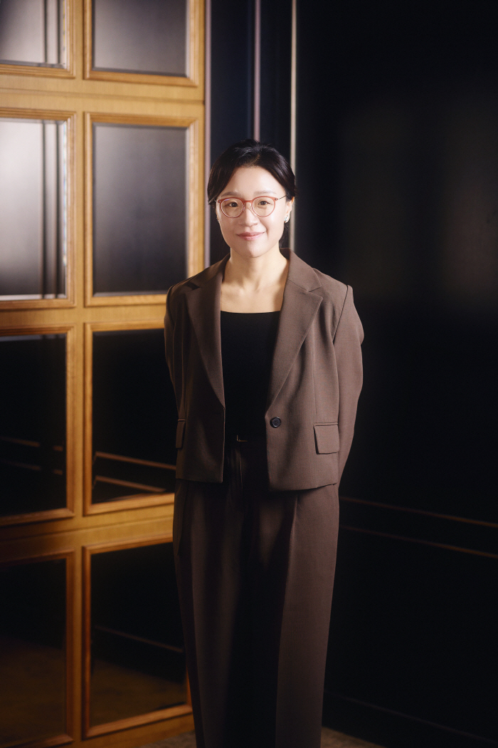 Yoon Ga-eun, the owner of the world, is the director of the faster teens' dating and sexual experiences, and the feeling that I became an old person