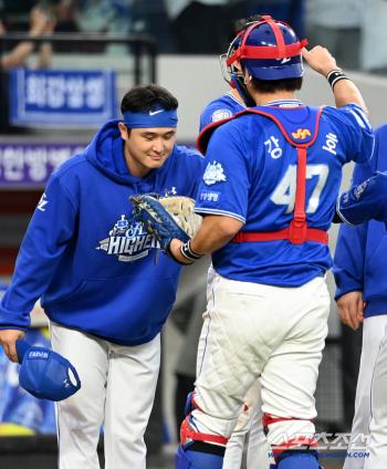 Kang Min-ho, who responded with a two-run shot to Choi Won-tae's perfect pitch of one run in seven innings thanks to you, shared the joy of victory and a hot hug 