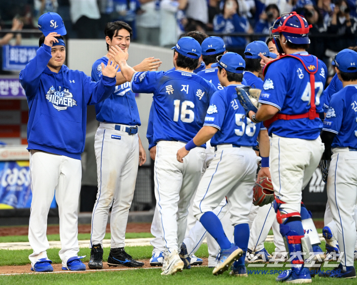 Kang Min-ho, who responded with a two-run shot to Choi Won-tae's perfect pitch of one run in seven innings thanks to you, shared the joy of victory and a hot hug