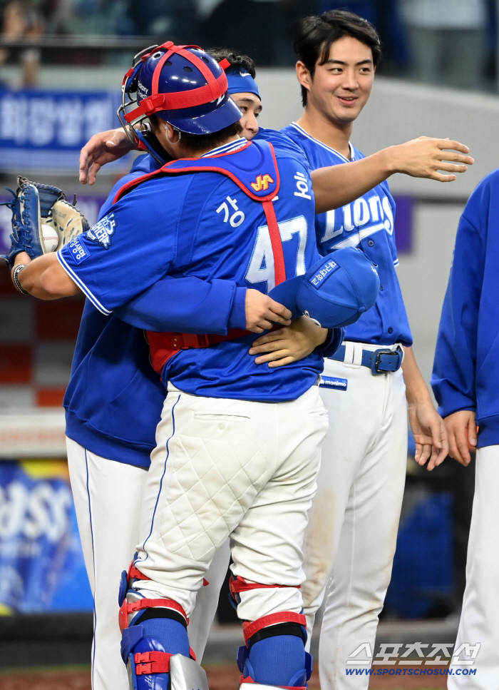 Kang Min-ho, who responded with a two-run shot to Choi Won-tae's perfect pitch of one run in seven innings thanks to you, shared the joy of victory and a hot hug