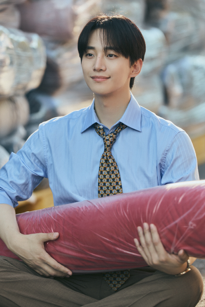 Lee Junho is Lee Junho..Typhoon Commercial Corporation's action wave boss man starts the typhoon's box office