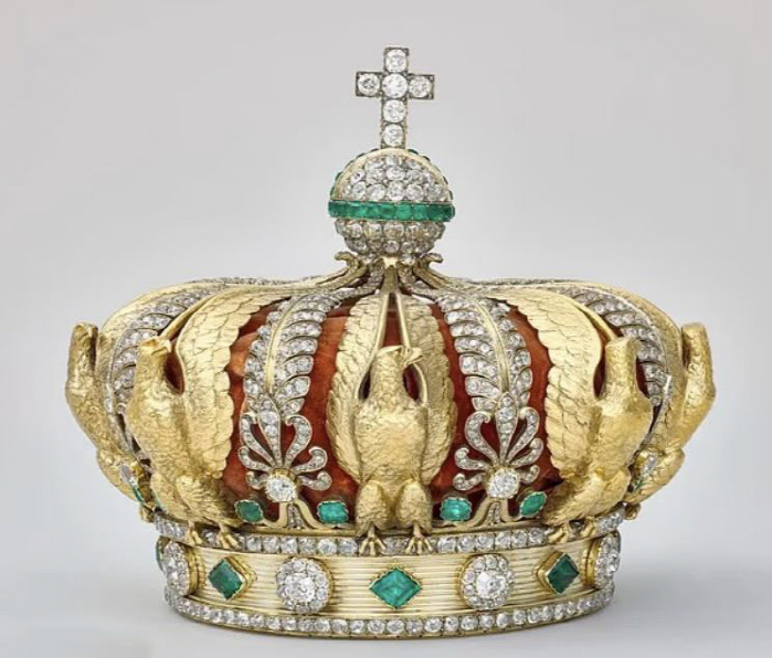 Louvre Museum reveals hundreds of billions of won worth of jewelry in 7 minutes