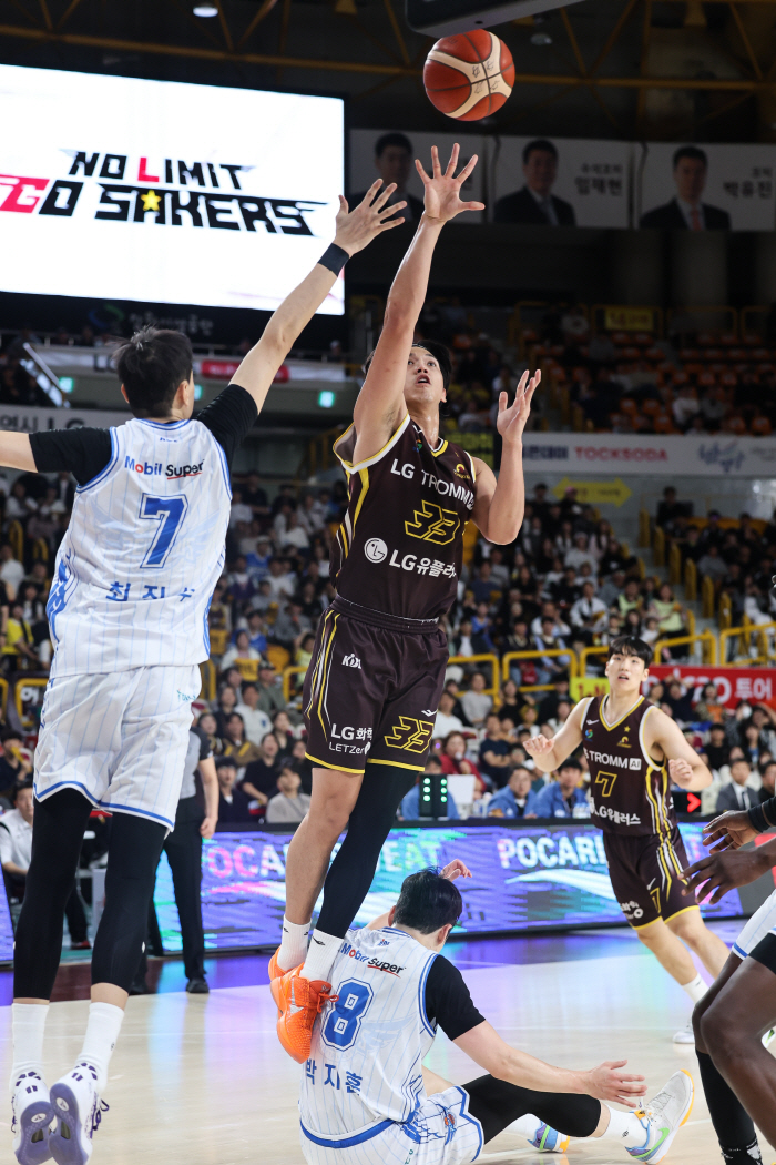 ASEM MARAY CALTAMAYO 40 points joint venture Changwon LG overpowered Korea Gas Corporation 7668 for the seventh consecutive time in a row