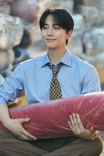  Pursuing beauty  Growing character..Typhoon Corporation's Lee Junho One Man Show did it