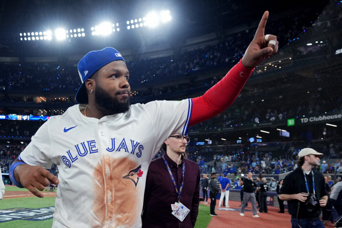 The self-destruction of the 60-homer MVP candidate, the 3K misappropriation of the double play, Toronto rookie pitcher's rebellion, and LAD only gets better