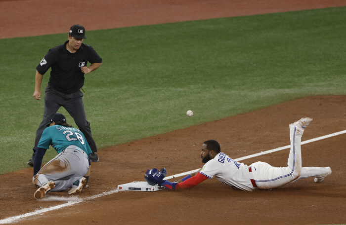 The self-destruction of the 60-homer MVP candidate, the 3K misappropriation of the double play, Toronto rookie pitcher's rebellion, and LAD only gets better