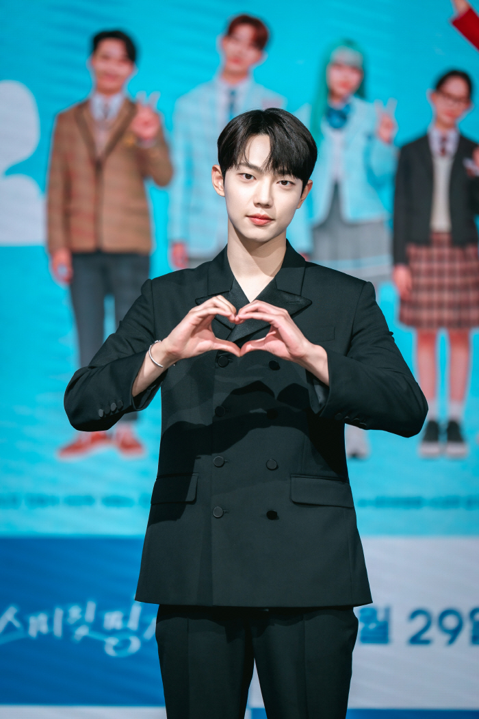 Spirit Fingers Cho Joonyoung, the guy who ripped the web? Trying to raise webtoons and characters