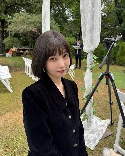 'What's the beauty of the three sisters?' Red Velvet Joy, sister's wedding, bobbed hair  see-through bang 