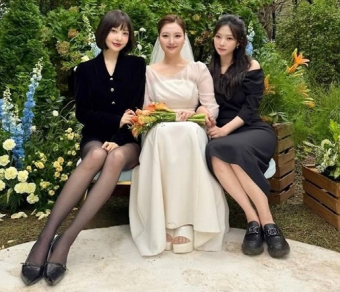 'What's the beauty of the three sisters?' Red Velvet Joy, sister's wedding, bobbed hair  see-through bang 