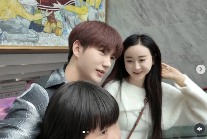 'Divorce' Ham So-won and Jin-hwa, and rumors of another reunion...Korean theme park date with daughter captured