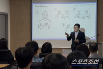 Empathy with deaf athletes X Communication Sports Ethics Center, sign language education for all employees