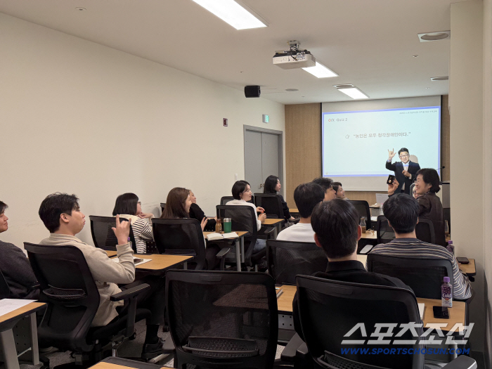 Empathy with deaf athletes X Communication Sports Ethics Center, sign language education for all employees