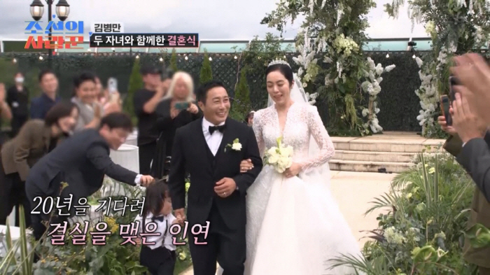 Even host Lee Soo-geun burst into tears...Kim Byung-man ♥ Behind the scenes story of his wife's wedding (Joseon's Lover) 