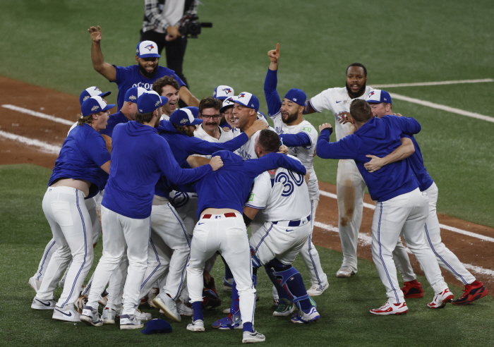 Gamblers bet on winning LAD in unison, and will Ohtani endure booing at Toronto's Natural Enemy Rogers Center