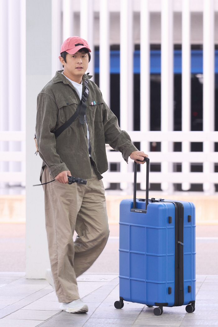 He won the Entertainment Award and the Blue Dragon Entertainment Award..Kian 84 Departures Today (21st) for Extreme 84