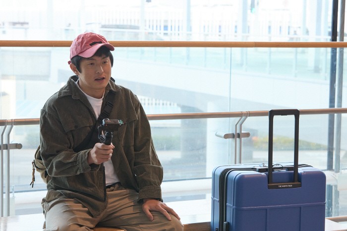 He won the Entertainment Award and the Blue Dragon Entertainment Award..Kian 84 Departures Today (21st) for Extreme 84