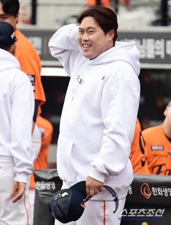 Is he really a monster or is he a person? I'm so curious about Ryu Hyun-jin's pitching in fall baseball for the first time in 18 years