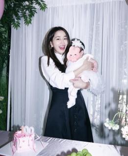 Lee Byung-hun ♥ Lee Min-jung reveals her face for the first time during her daughter's 100th day. My baby rabbit