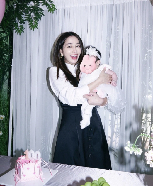 Lee Byung-hun ♥ Lee Min-jung reveals her face for the first time during her daughter's 100th day. My baby rabbit